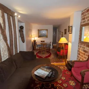 Appartamento Very French Two Bedroom In The Heart Of, Parigi