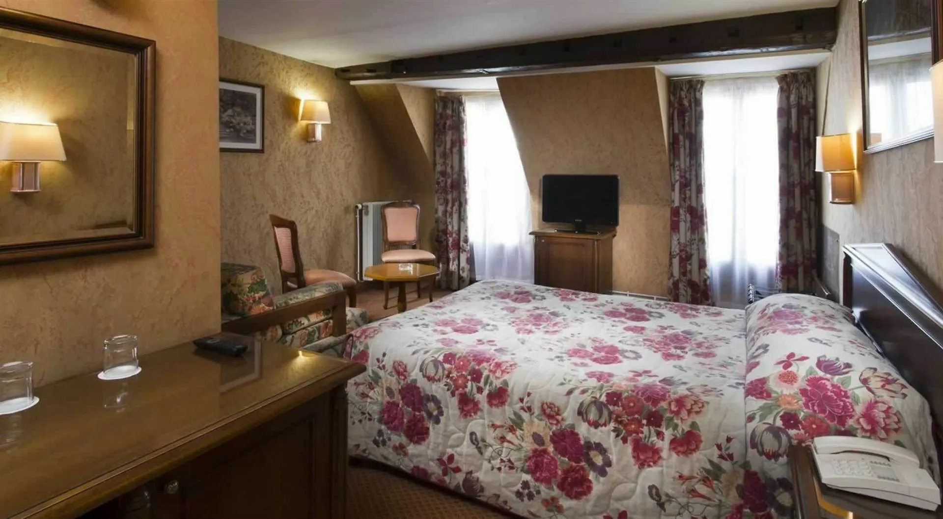***  Hotel Meslay Republique Párizs Franciaország