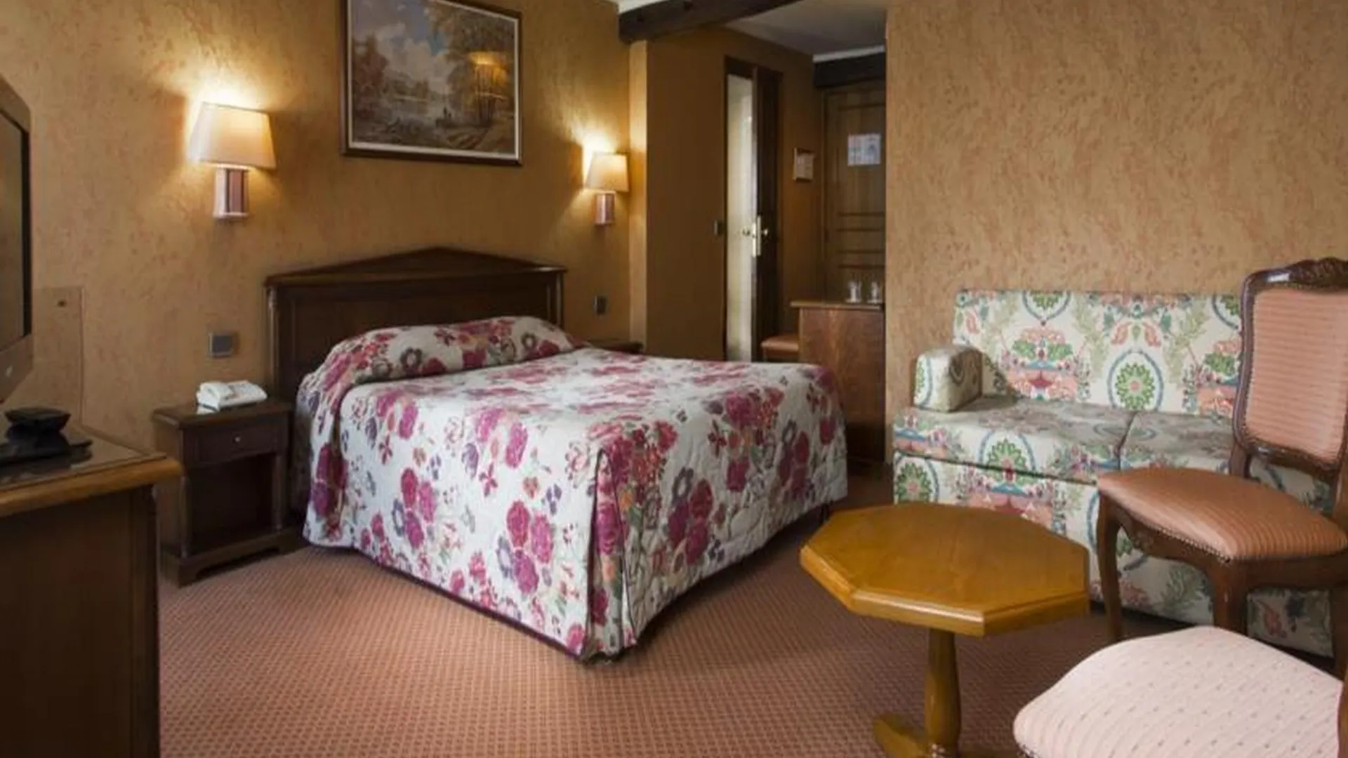 ***  Hotel Meslay Republique Paris France